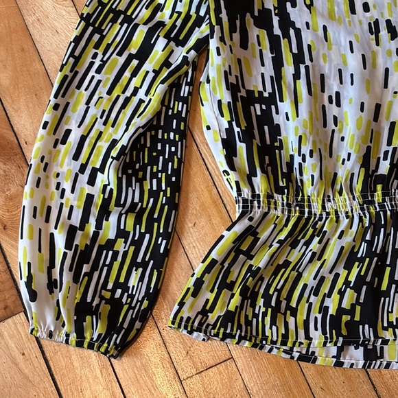 Ellen Tracy Women’s Black and yellow patterned balloon sleeve blouse size m - Picture 4 of 7